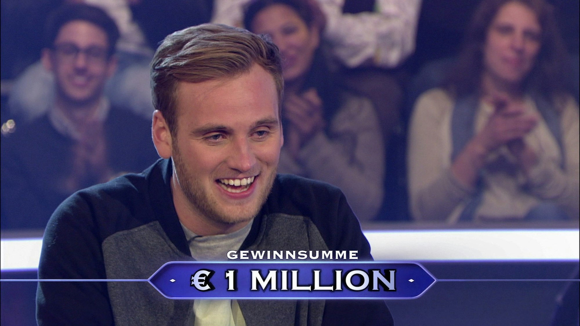 Leon Windscheid strahlt über das ganze Gesicht: Er hat gerade eine Million Euro bei „Wer wird Millionär“ gewonnen.