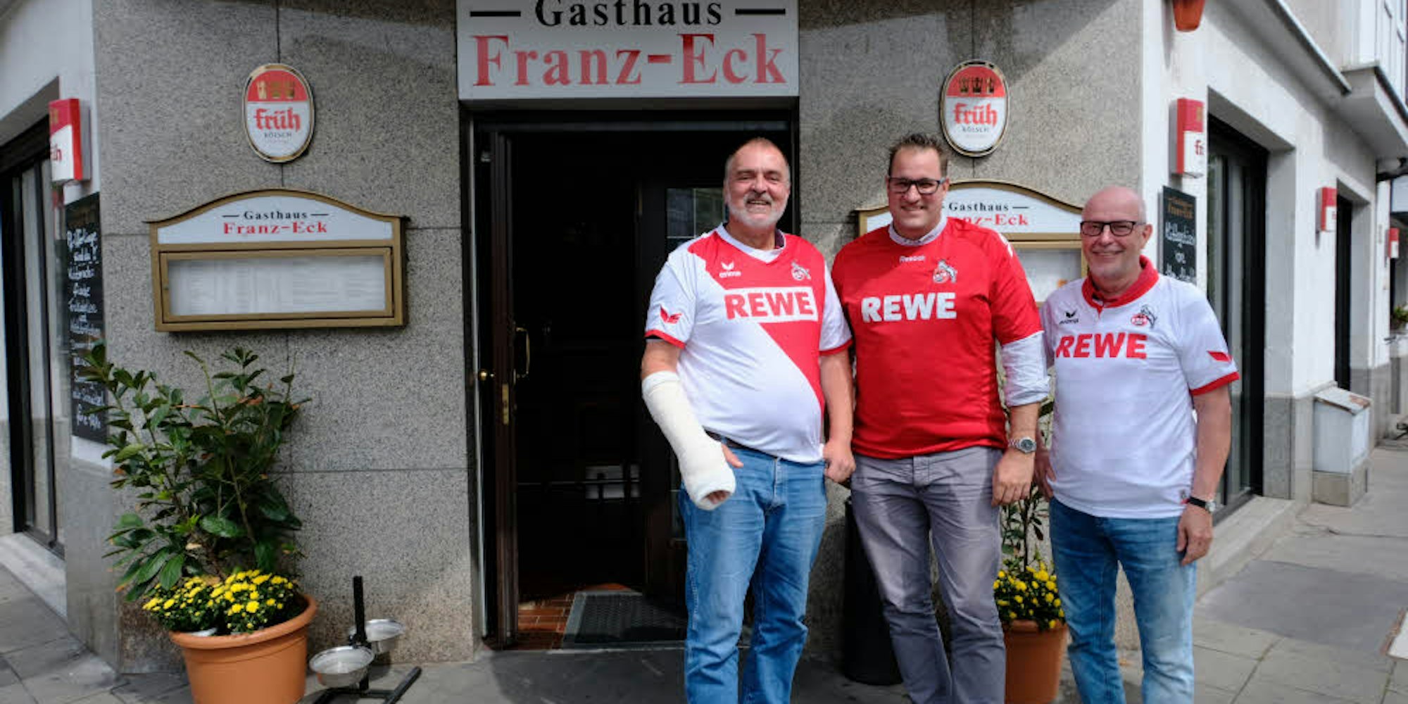 Peter Brüssel, Oliver Gondolatsch und Kurt Schümmelfeder (v.l.) vor dem Stammlokal ihres neu gegründeten FC-Fanclubs