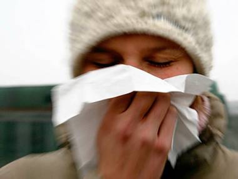 Um eine Ansteckung zu vermeiden, sollten Sie – wenn möglich – den Kontakt mit Erkälteten meiden.