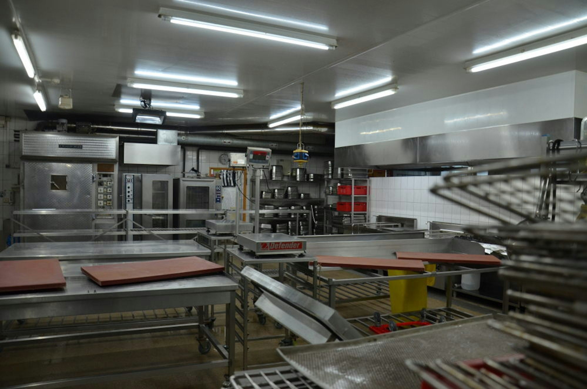 Die Küche des Catering-Unternehmens Metz ist blank geputzt und verwaist. Aufgrund der Coronakrise brechen Aufträge weg.