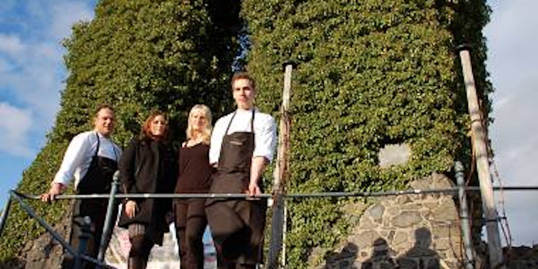 Das Restaurantteam von Chefkoch Arne Halit (links) und Geschäftsführerin Kristina Knoblich (2. v. l.) will den Rolandsbogen wieder zu einer besonderen Adresse für Genießer machen. BILDER: RALF JOHNEN