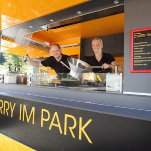 In Schwarz-Gelb präsentieren Tim und Maike Endert den neuen Wagen von „Curry im Park“.