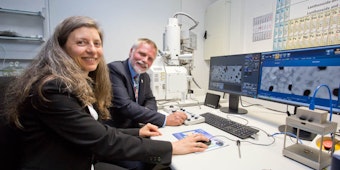 Lange hatte sich Prof. Helmut Winkel um das neue Rasterelektronenmikroskop bemüht. Jetzt ist es da – kurz vor seinem Ruhestand. Nachfolgerin wird Prof. Danka Katrakova-Krüger.