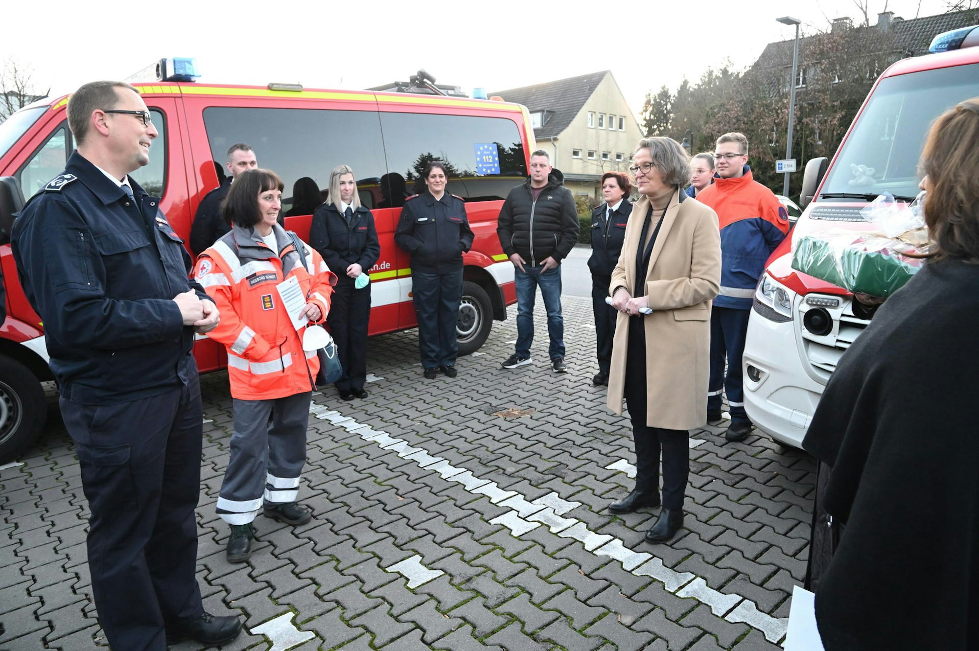Auch mit Feuerwehrleuten und DRK unterhielt sich Ministerin Scharrenbach intensiv über deren Erlebnisse während der Flutkatastrophe.