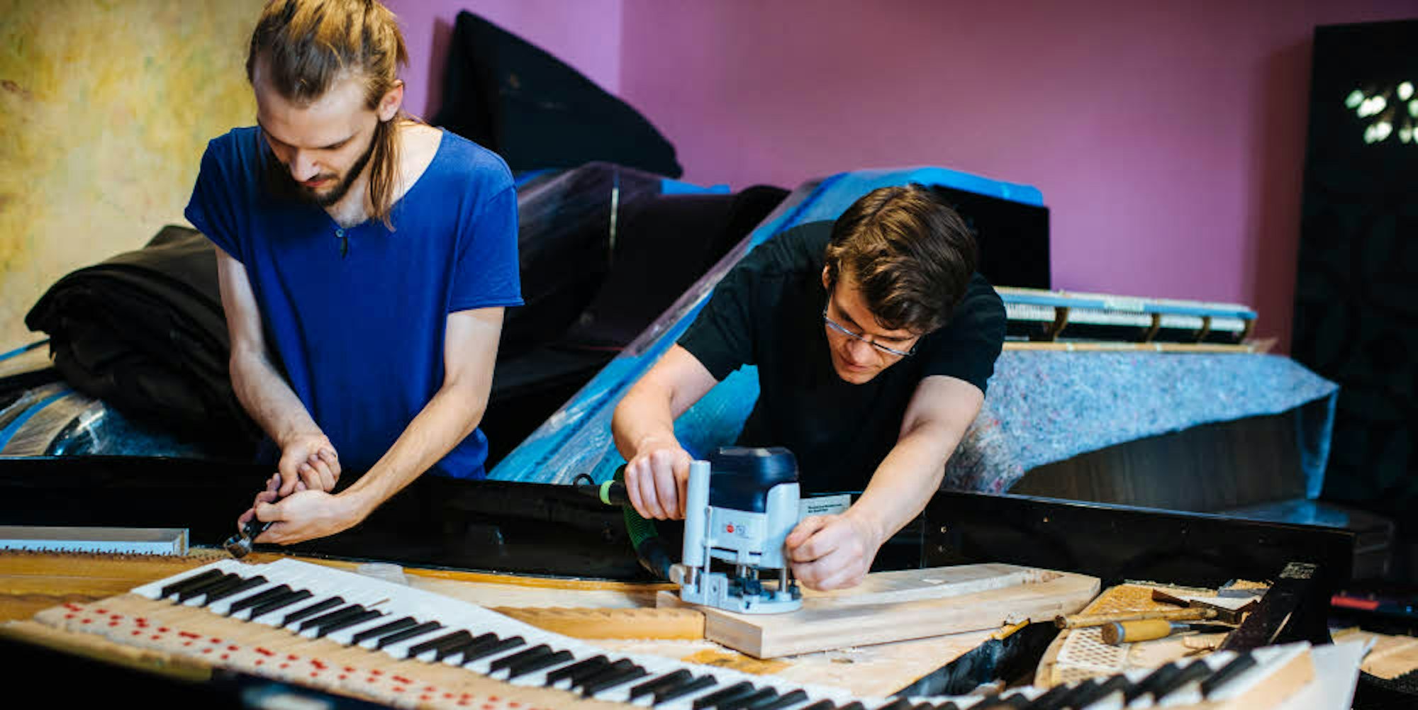 Instrumente reparieren, Klaviere stimmen gehört zur Arbeit von Felix Wollenweber (l.) und Paul Lachmann.