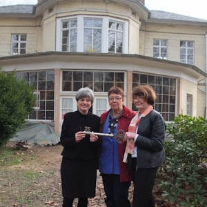 Symbolische Schlüsselübergabe vor dem Bahnhof: Ute Berg (v.l.), Barbara Schock-Werner und Elisabeth Maria Spiegel