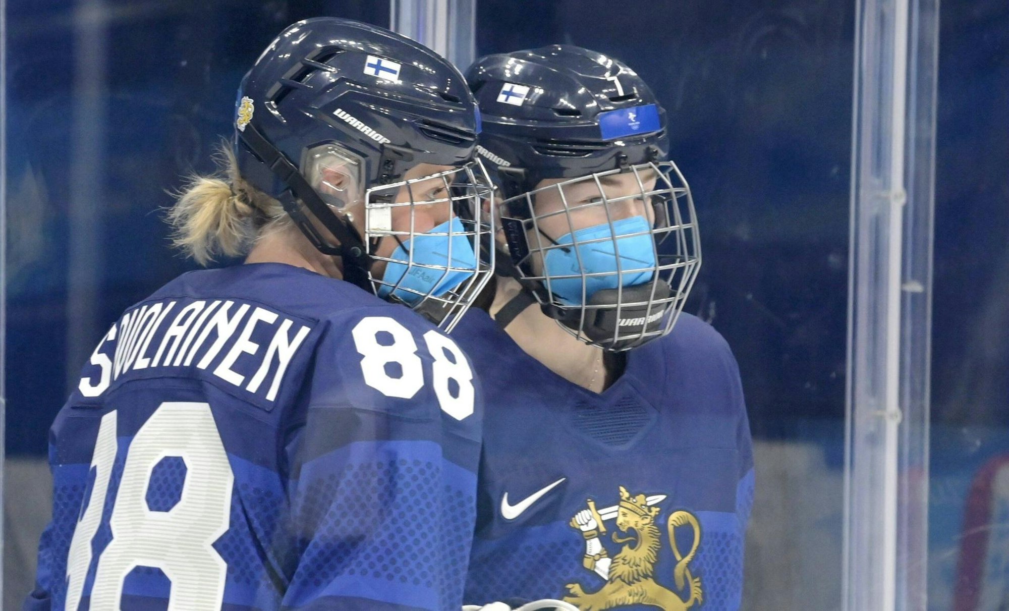 Eishockey-Spielerinnen mit Maske