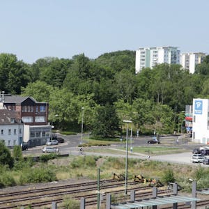 Das Köttgen-Gelände am Bahnhof (l.) könnte Platz für Neubauten bieten, die Hardt ist als Naturschutzgebiet dafür tabu.