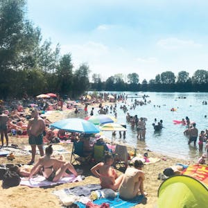 Am Escher See hielten sich samstags viele Menschen nicht ans Badeverbot.