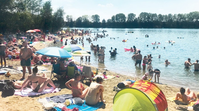 Am Escher See hielten sich samstags viele Menschen nicht ans Badeverbot.
