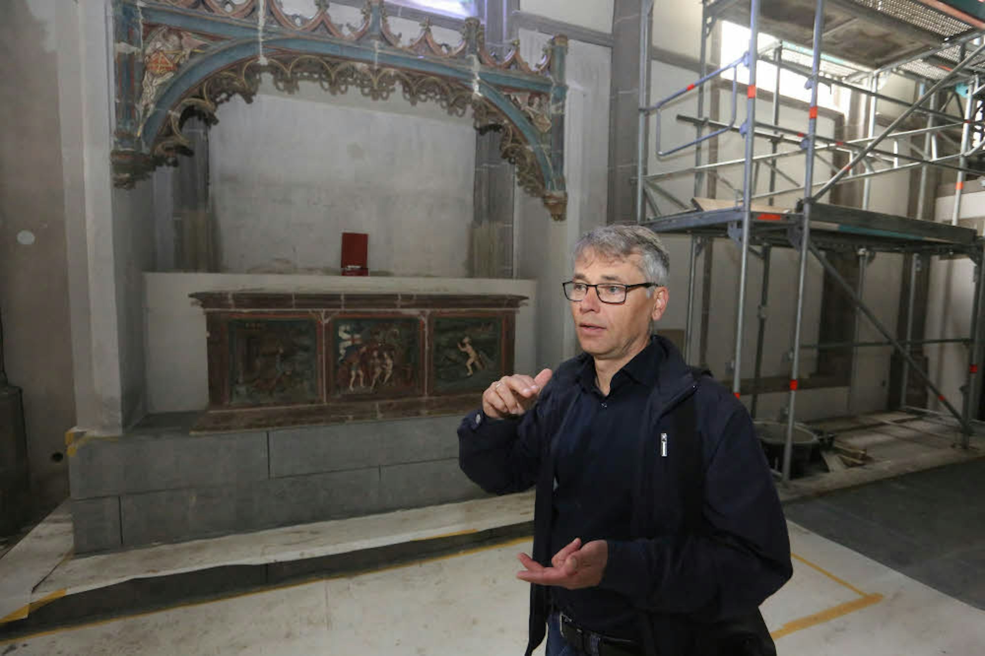 Architekt Christoph Füllenbach erläutert den neuen Standort der Grablegung.