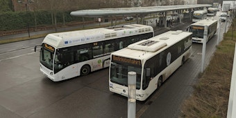 Bis zu acht Busse fahren zeitgleich am Busbahnhof in Hürth-Mitte vor und wieder ab.