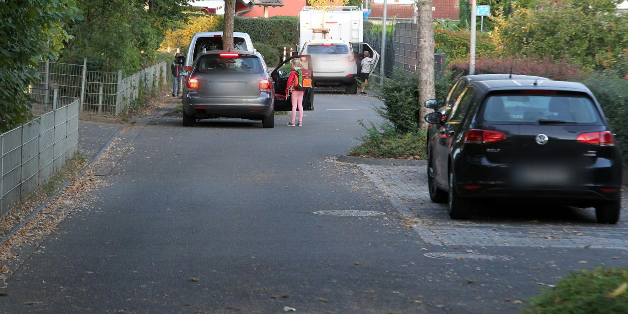 Möglichst dicht vor der Grundschule halten die Elterntaxis – auch auf der falschen Straßenseite.