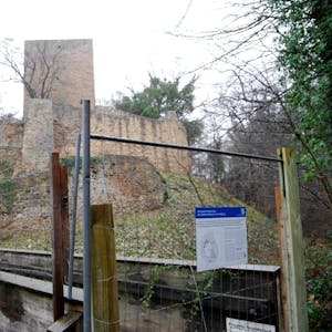 Der Zugang zur Hauptburg über die Brücke, die im Zuge der Sanierung ebenfalls erneuert werden soll, ist seit Jahren gesperrt.