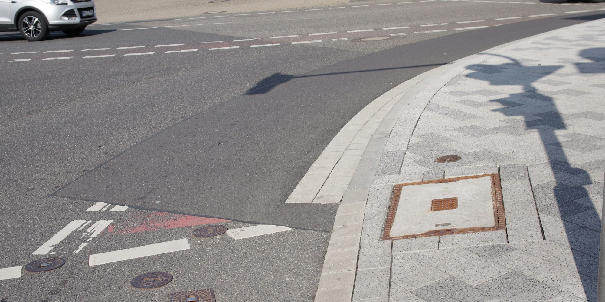 Ein Bürger beklagt kaum erkennbare Radwegemarkierungen im Bergheimer Stadtgebiet.