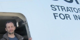 Lehrer Frank Oßwald vor der umgebauten «Sofia»-Boeing. Foto: privat/dpa
