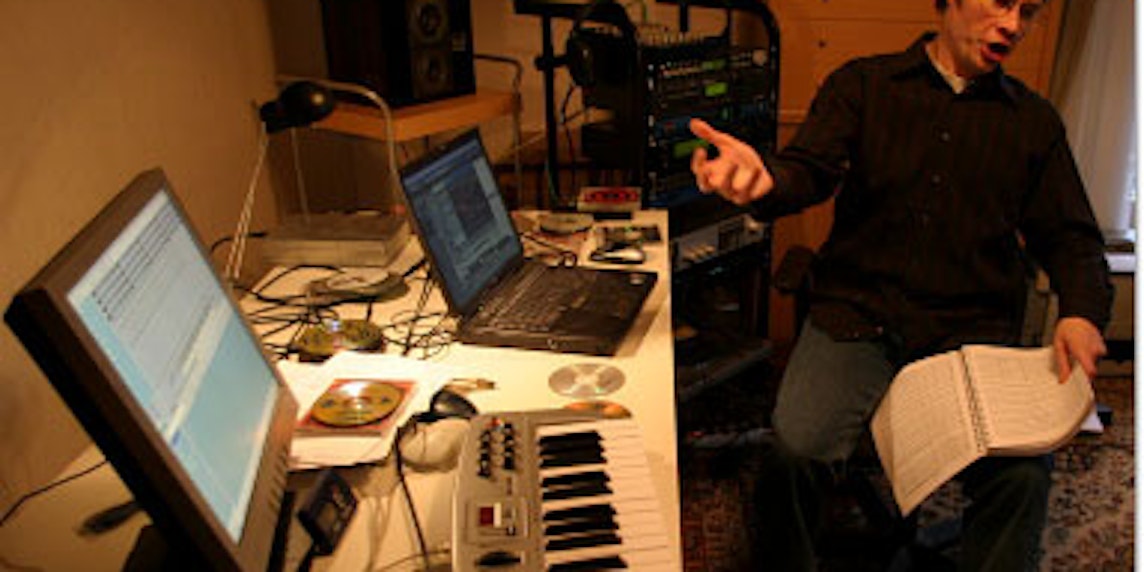 Wenn Marius Felix Lange in seinem Rösrather Wohnzimmer singt und komponiert, ist umgeben von mehreren Rechnern und Klaviaturen.