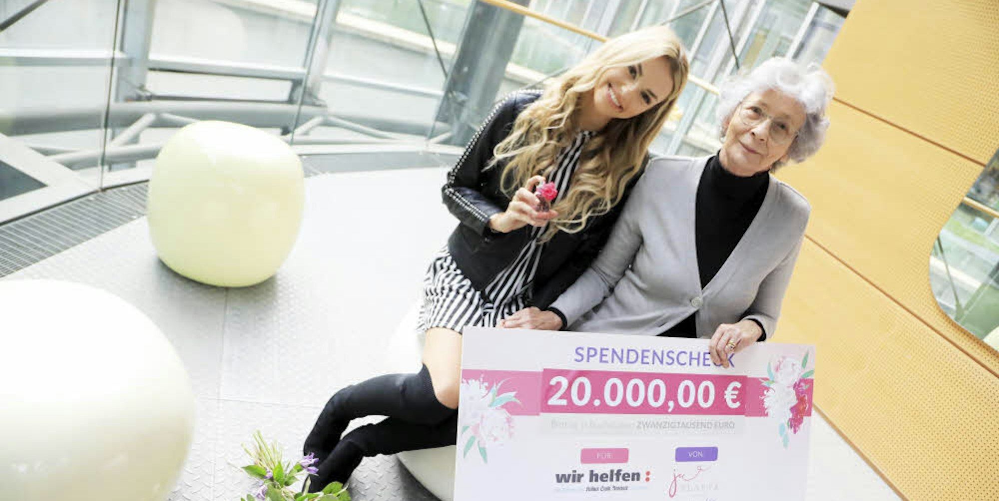 Youtuberin „Xlaeta“ überreicht Hedwig Neven DuMont einen symbolischen Spendenscheck in Höhe von 20 000 Euro.
