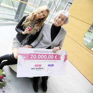 Youtuberin „Xlaeta“ überreicht Hedwig Neven DuMont einen symbolischen Spendenscheck in Höhe von 20 000 Euro.