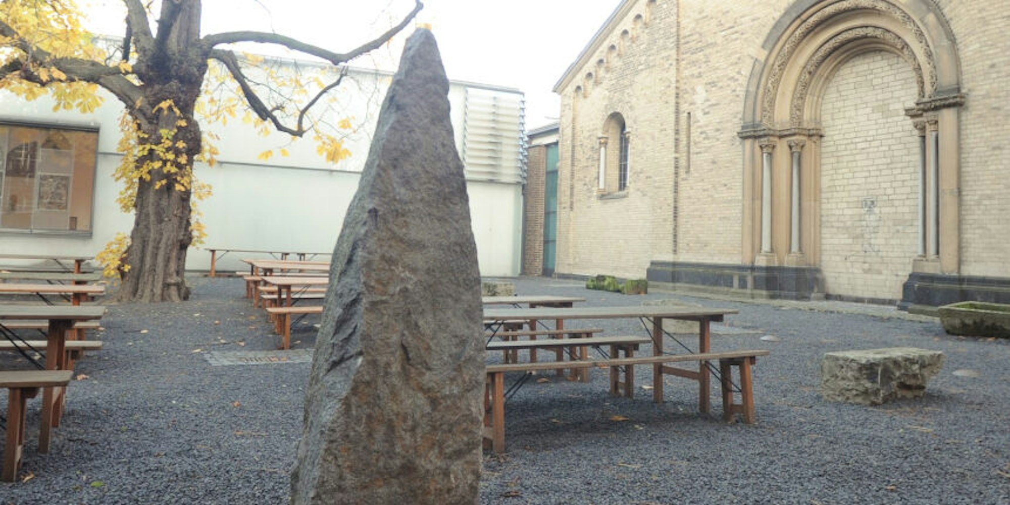 Die Stadt Köln führt diesen Stein offiziell als „Stele“ von Marina Abramović und Ulay 