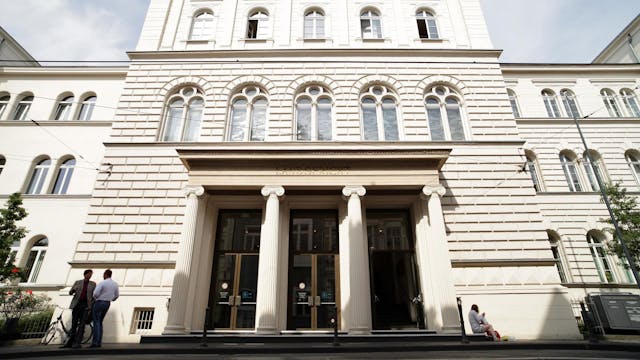 Das Bild zeigt den Eingangsbereich und die Fassade des Bonner Landgerichts.