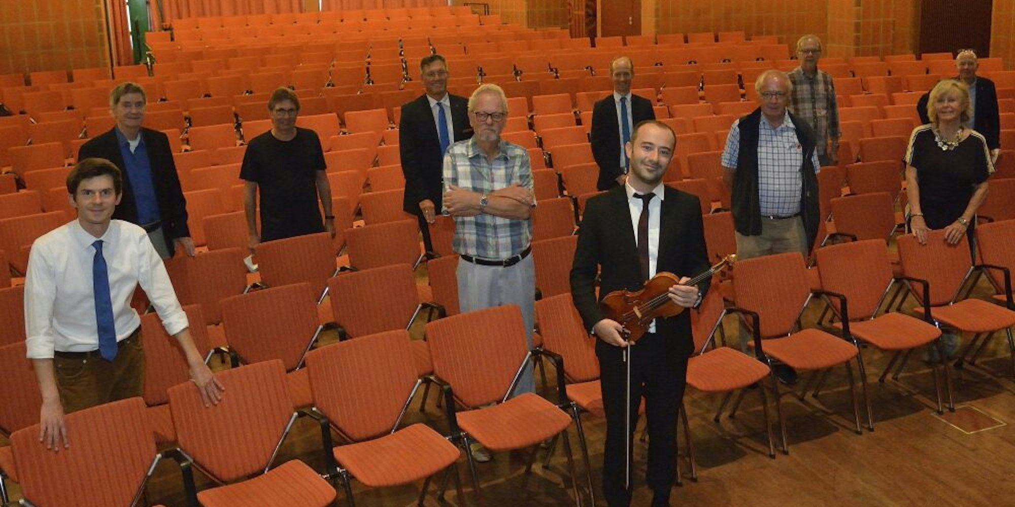Die Macher des Kulturfestivals mit Roman Salyutov (l.) und Geiger Ori Wissner Levy (M.), Solist des Silvesterkonzerts im Löwen.