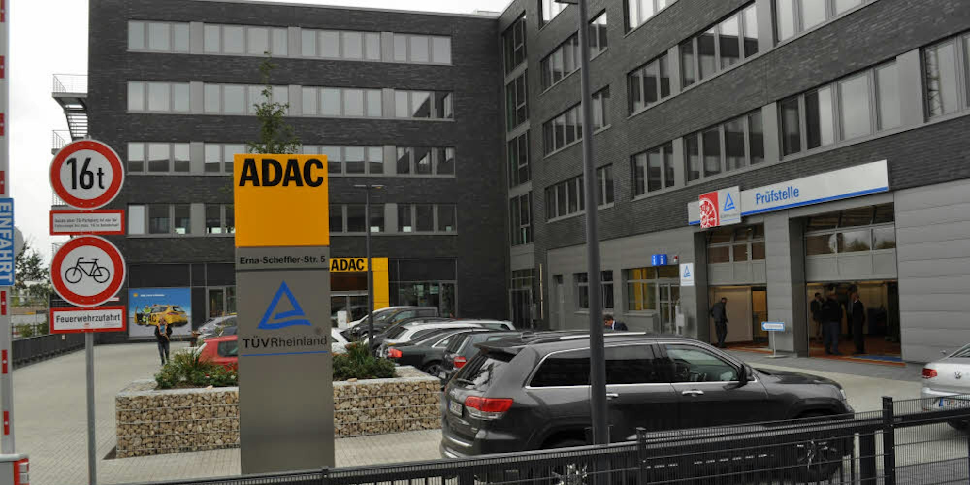 Dunkle Klinkersteine kennzeichnen den Bürokomplex des ADAC, der ein ADAC Center sowie eine Prüfstelle des TÜV beinhaltet. Die Büros werden noch vermietet.