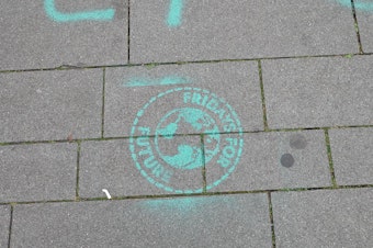 Auf das FFF-Logo stößt man an mehreren Straßen. Die Verursacher haben angeboten, sie am Wochenende selbst zu beseitigen.