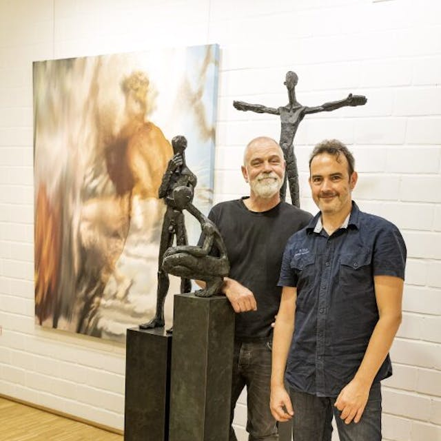 Bildhauer Hannes Helmke und Maler Jorge R. Pombo (r.)