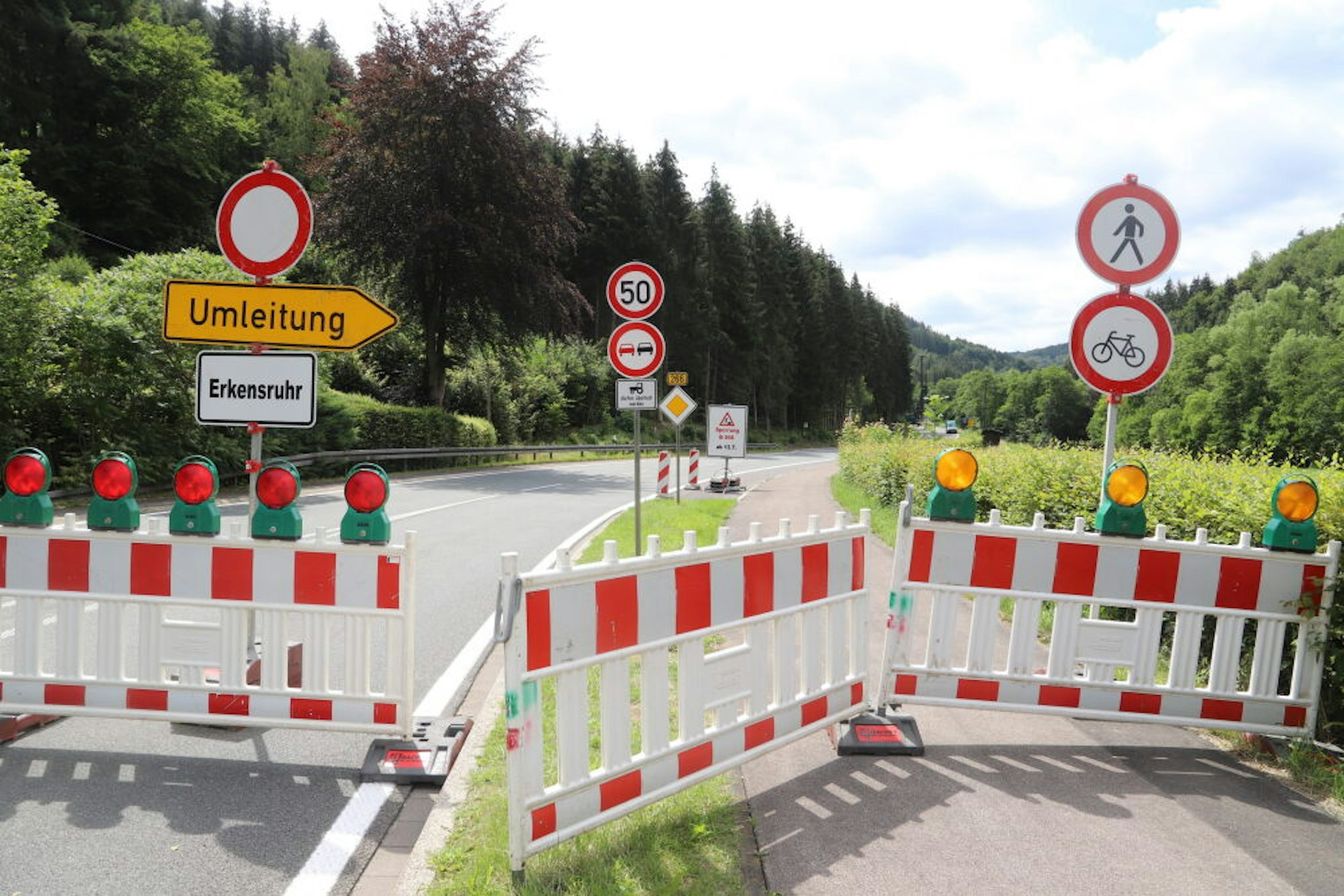 Die B266 zwischen Vogelsang und Einruhr ist gesperrt. Nächste Woche soll der Verkehr von Erkensruhr nach Schleiden wieder fließen.