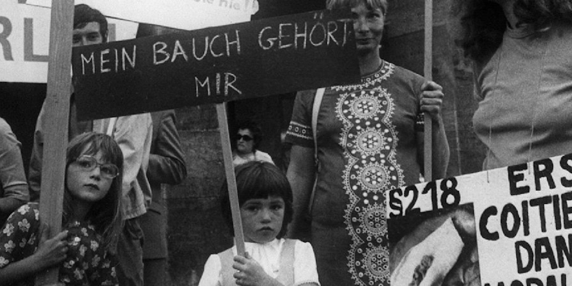 „Mein Bauch gehört mir“: Mütter und ihre Töchter bei einer Demonstration 1971 in Berlin. Sie forderten die Abschaffung des Abtreibungsparagrafen 218 und das Recht auf Selbstbestimmung.