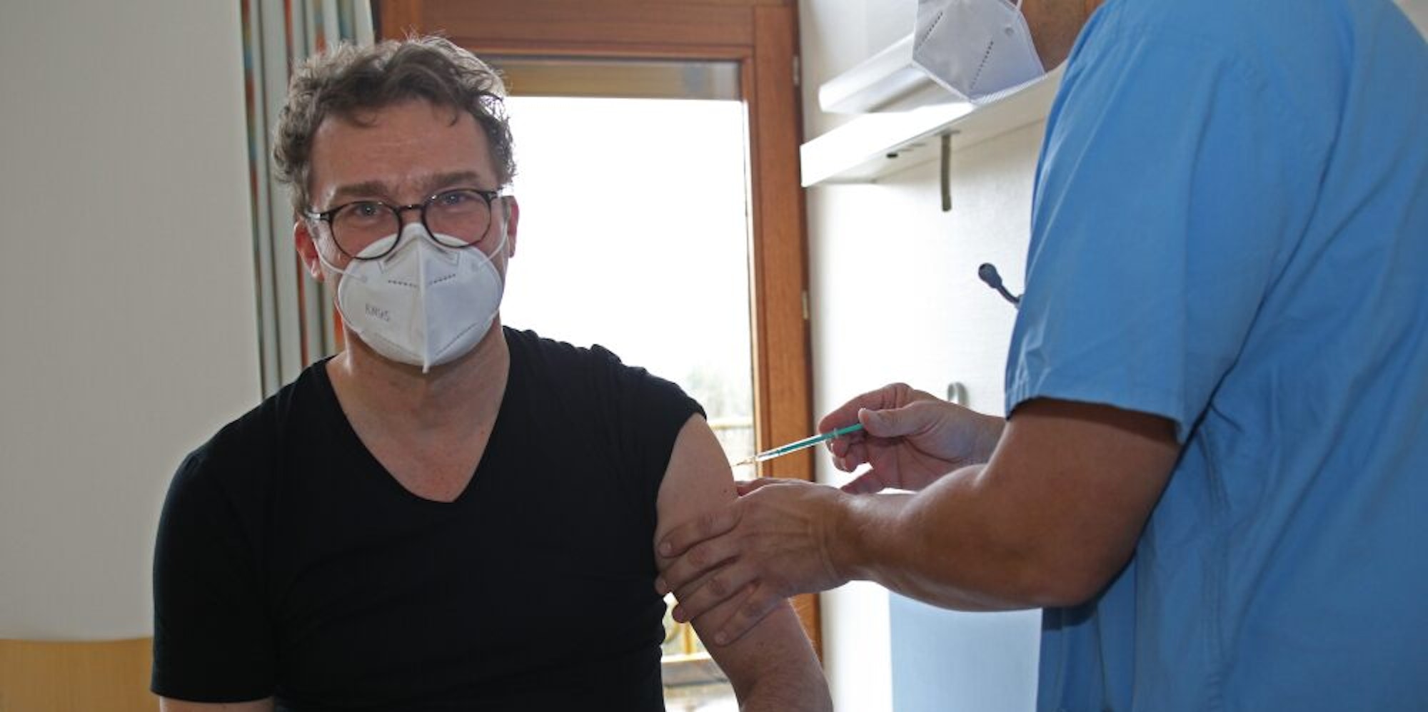 Dr. Marcus Sieber, Chefarzt Onkologie Gummersbach, bei der ersten Impfung.