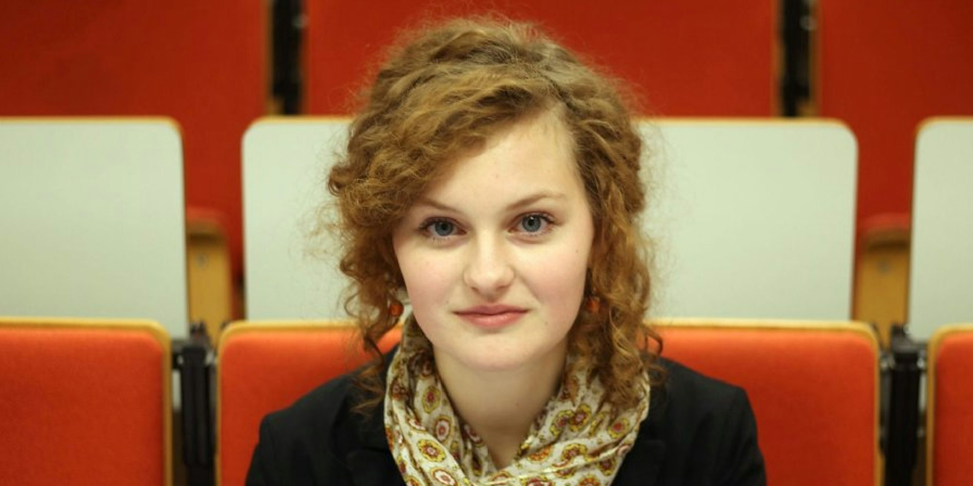 Die deutsche Studentin Angelina Probst sitzt im Hörsaal der Fachhochschule "Fontys" in Venlo.