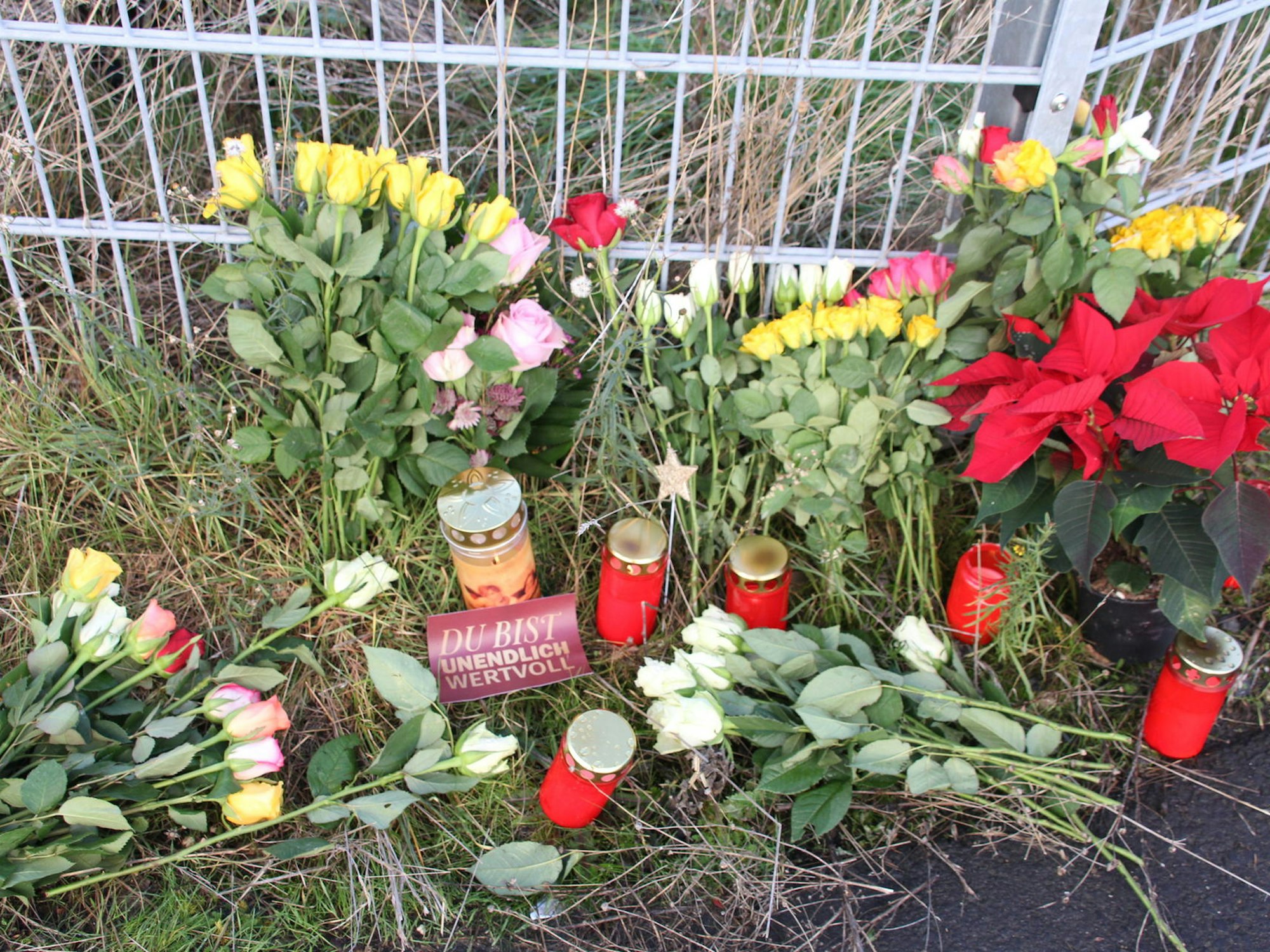 Getötete 17-Jährige Blumen und Kerzen 061218