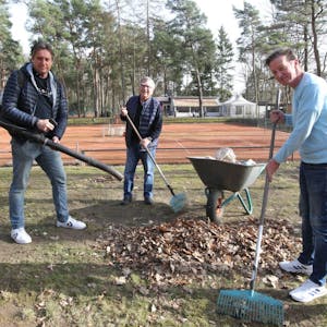 Beim Tennisclub RW Troisdorf wird derzeit die Platzanlage instand gesetzt mit Sportwart Claus Dreser, Präsident Uwe Maaß und dem Vorsitzenden Volker de Cloedt.