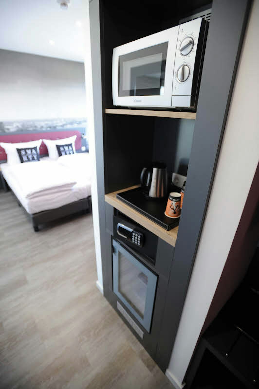 Küchen-Ecke für Selbstversorger mit Mikrowelle, Kühlschrank und Kaffeekanne auf dem Zimmer.