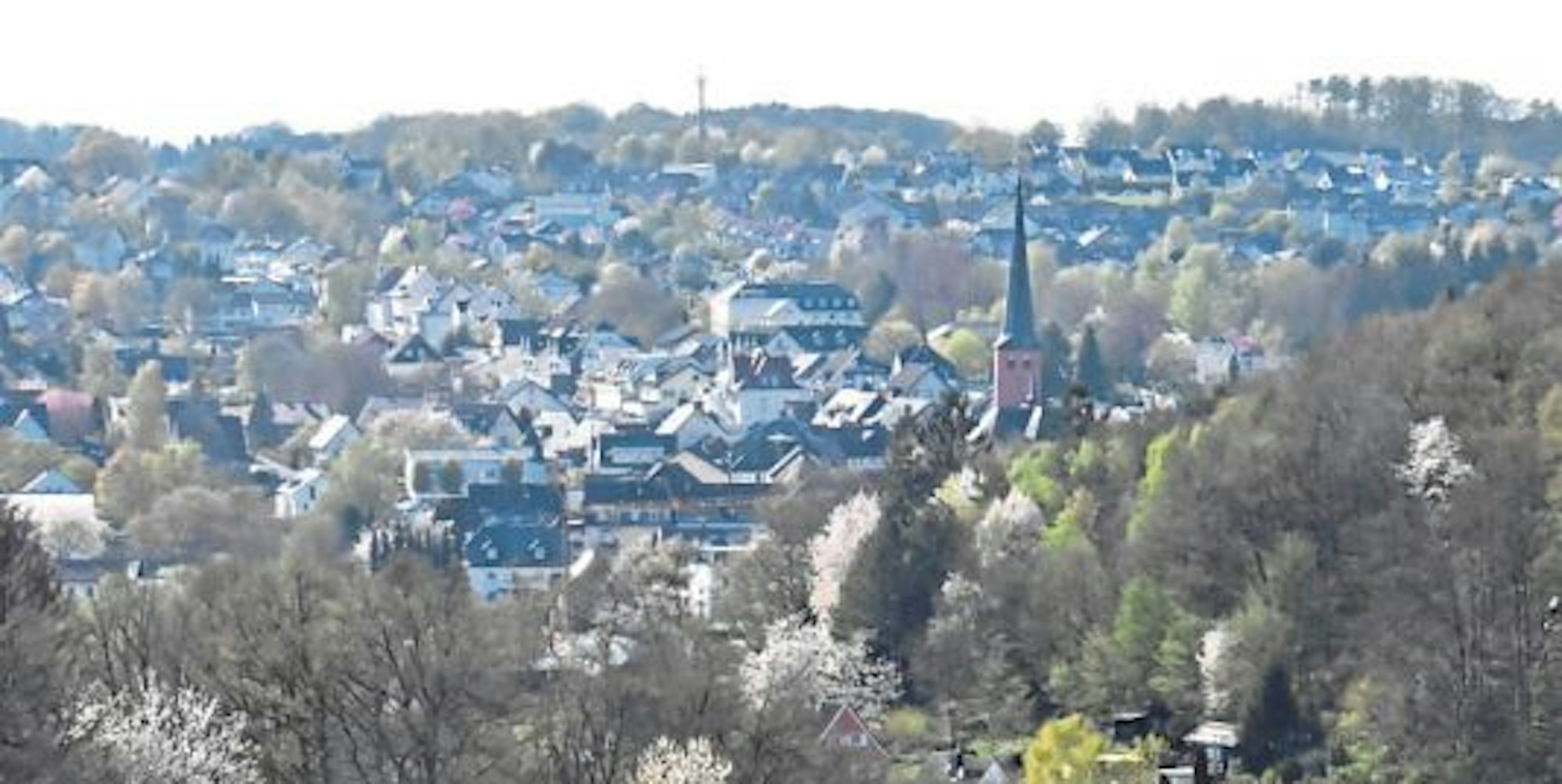 Der Hauptort der Gemeinde Much liegt in Sichtweite des Böllwegs, dieser durchquert ihn aber nicht.