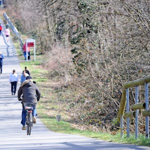 Radfahrer und Spaziergänger auf der Balkantrasse