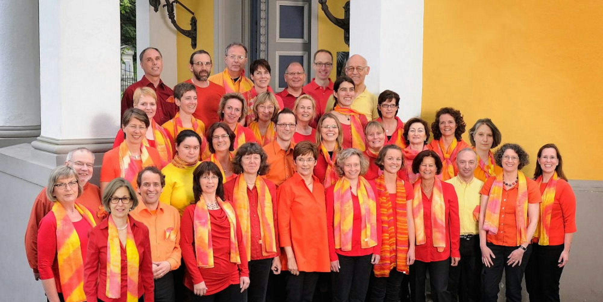 Farbenfroh treten die Quirl-Singers auf. Der Chor ist an der evangelischen Gnadenkirche zu Hause.