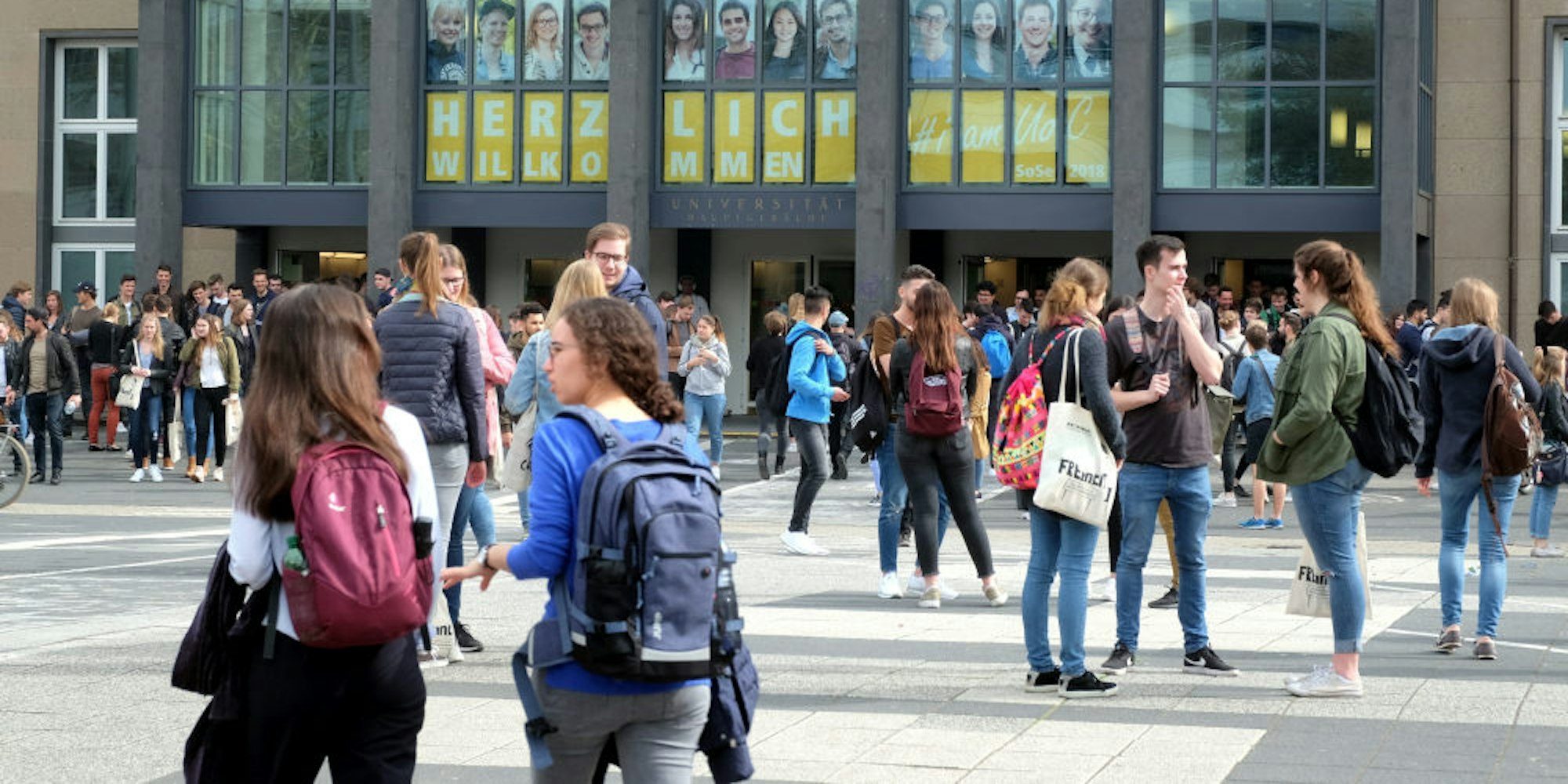 Viele Studenten an der Uni Köln suchen nach einem günstigen Zimmer. Das Kölner Studierendenwerk kann die hohe Nachfrage derzeit nicht decken.