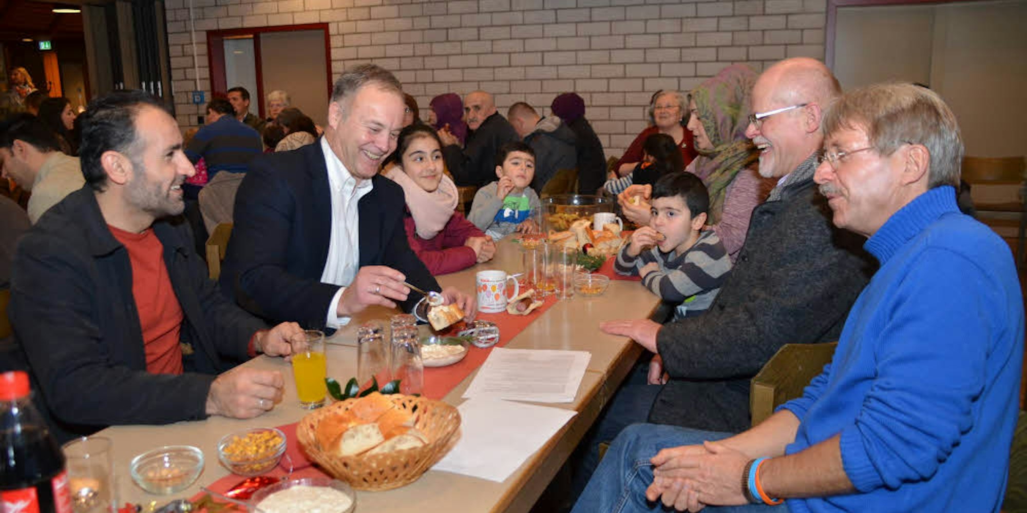 Am Tisch von Mohammed Raad (l.) und seiner Ehefrau Sharifa Moussa war nicht nur Waldbröls Bürgermeister Peter Koester (2.v.l.) willkommen: Auch Dieter Brüser (2. v.r.) vom „Freundeskreis Asyl“ gesellte sich gern hinzu.