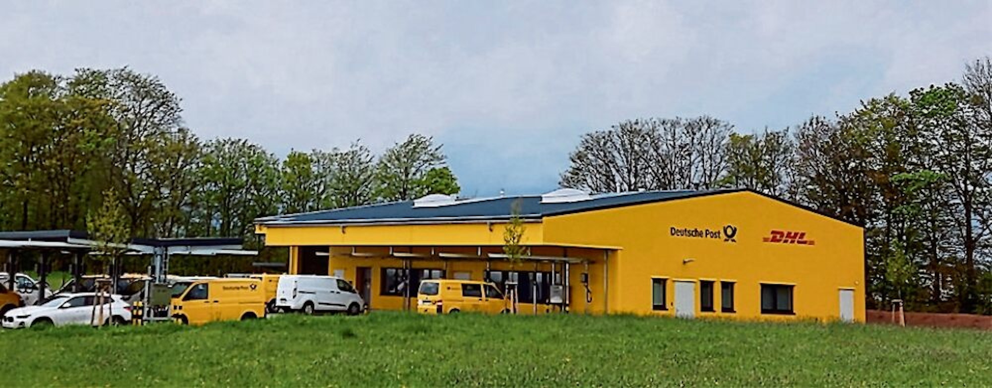 Gelb leuchtet das Gebäude der Deutsche Post DHL Group nun am Rande des Gewerbegebiets oberhalb von Blankenheim.