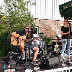 Die Musiker von „B. and M.“ spielten vor dem Siegtalhaus Bekanntes und Immergrünes.
