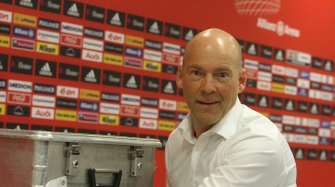 Physiotherapeut Hans Adenauer wurde gestern vom FC entlassen.