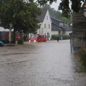 Einer Seenlandschaft glich die Bahnhofstraße in Nettersheim zu Beginn der Flutkatastrophe am 14. Juli.