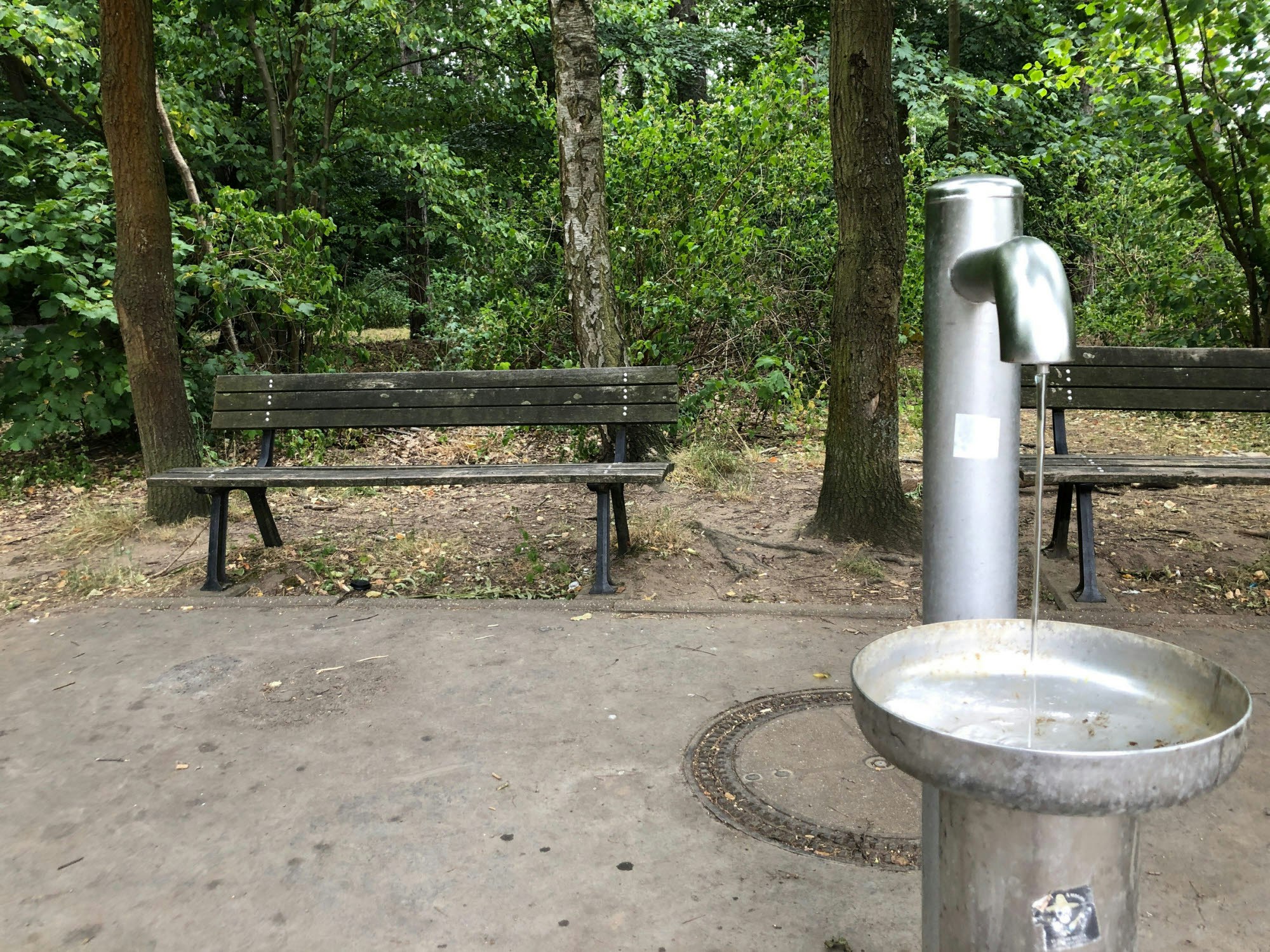 An einer Pumpe – am Wasserwerk Weiler gelegen – können sich Spaziergänger mit frischem Wasser versorgen.