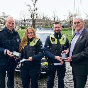 Die ersten Smartphones wurden an die Polizei übergeben vom Leitenden Polizeidirektor Harald Wilke (links) und Landrat Sebastian Schuster.