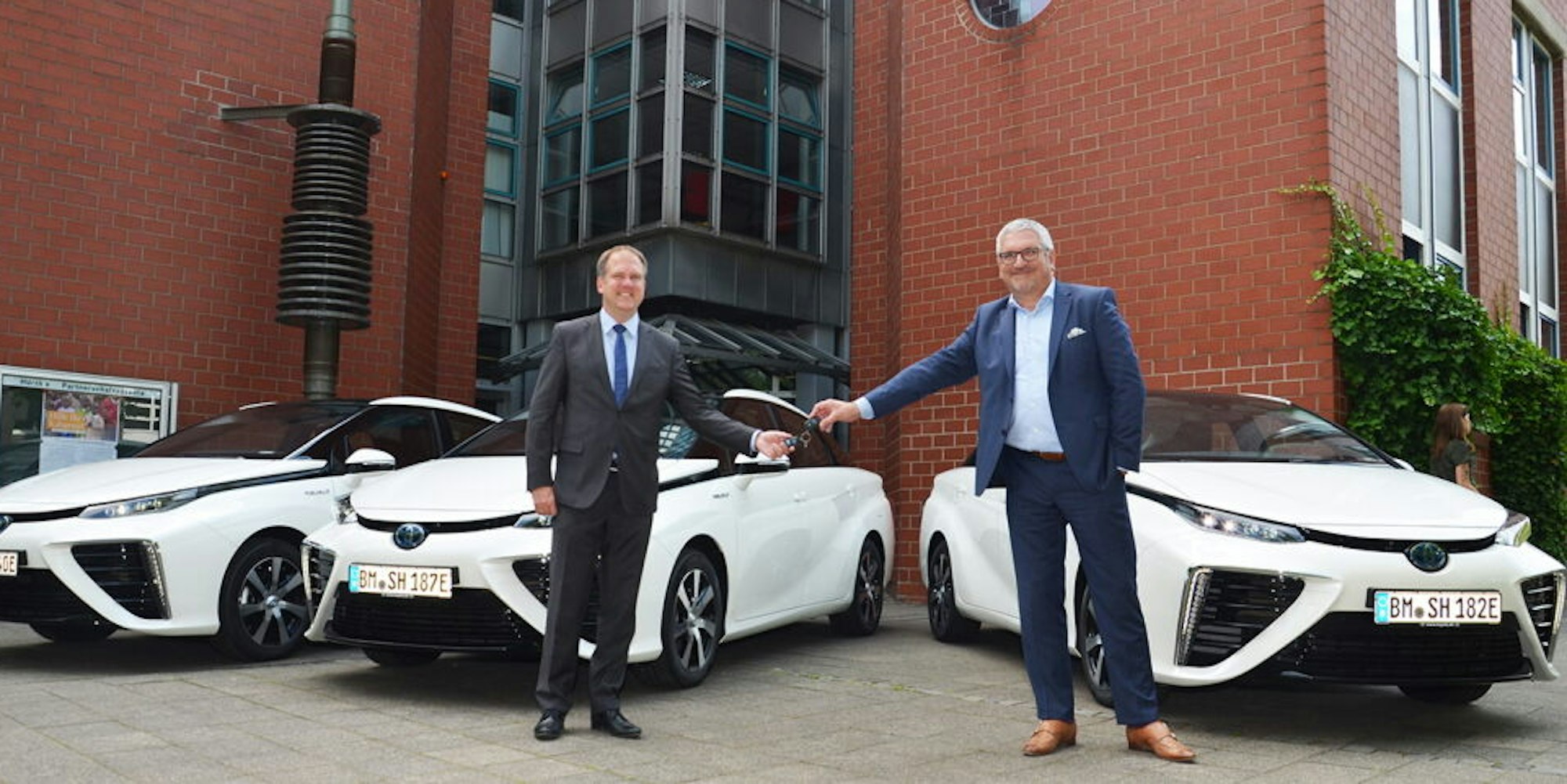 Die Schlüssel für die Wasserstoff-Pkw nahm Bürgermeister Dirk Breuer (l.) von Toyota-Key-Account-Manager Frank Still entgegen.