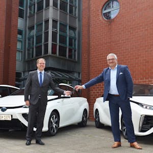 Die Schlüssel für die Wasserstoff-Pkw nahm Bürgermeister Dirk Breuer (l.) von Toyota-Key-Account-Manager Frank Still entgegen.