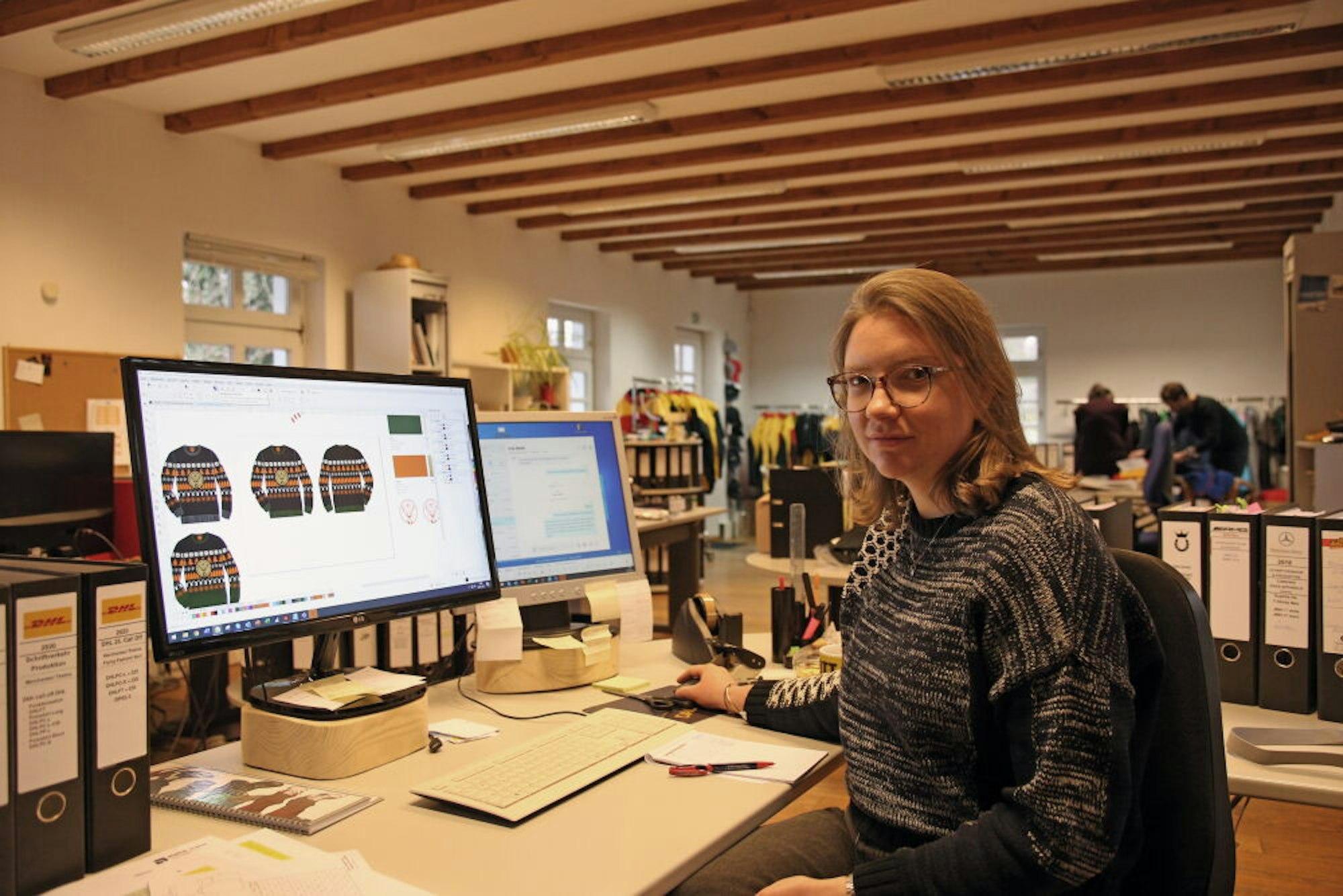 Designerin Darja Gontscharow zeigt Entwürfe für den Jägermeister-Pullover.